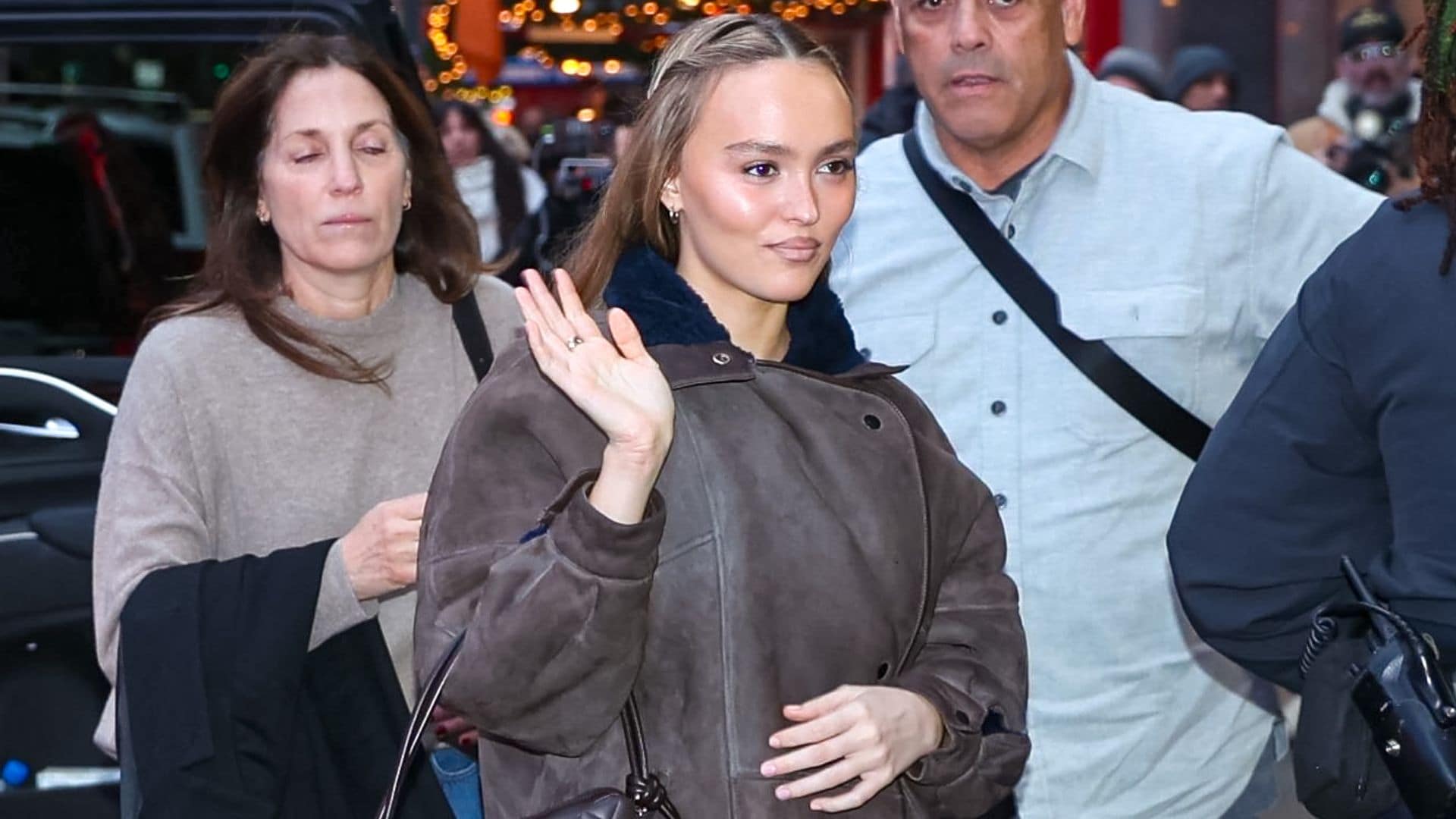 Lily-Rose Depp demuestra cómo llevar la chamarra de la temporada