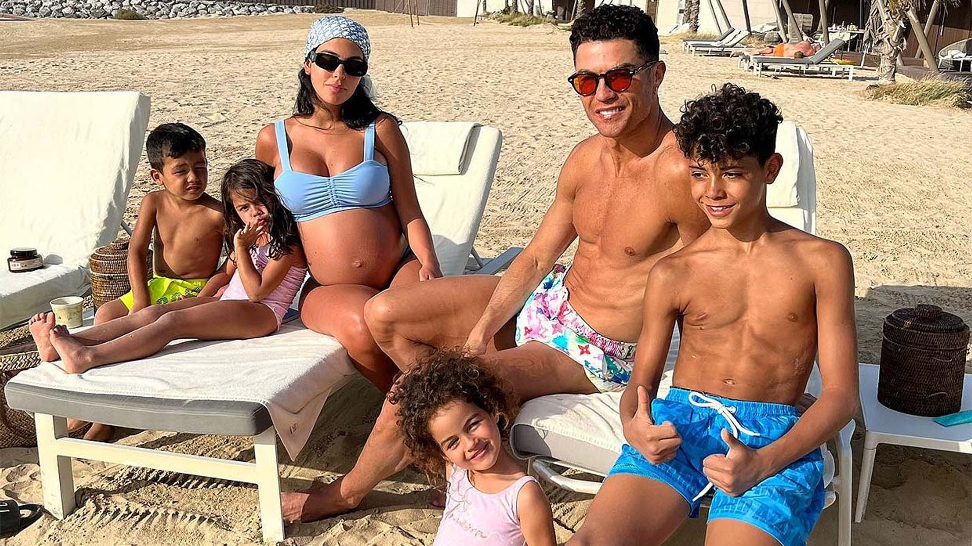 Georgina Rodríguez presume de embarazo en biquini junto a su familia en Dubái