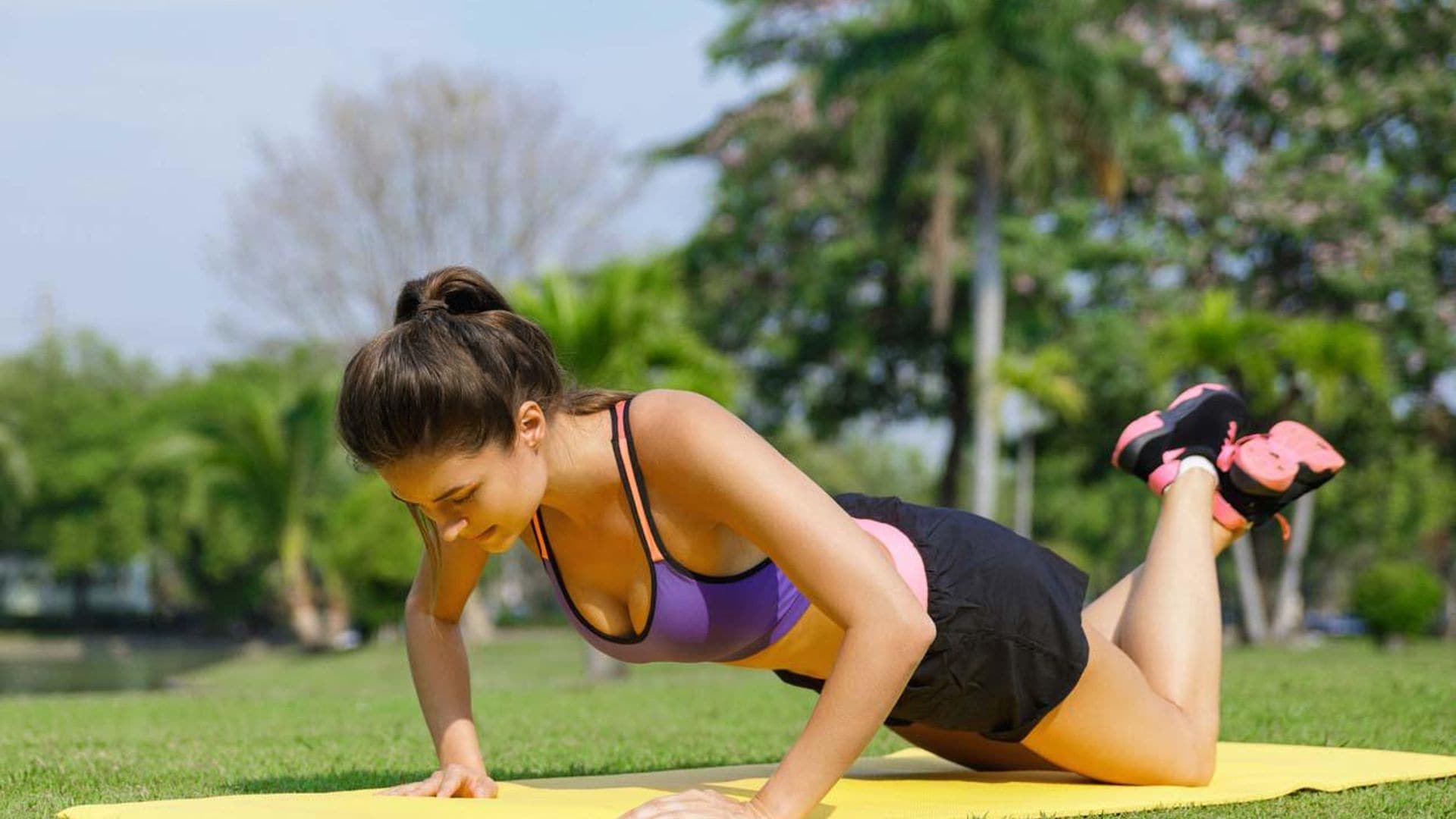 mujer realiza push up