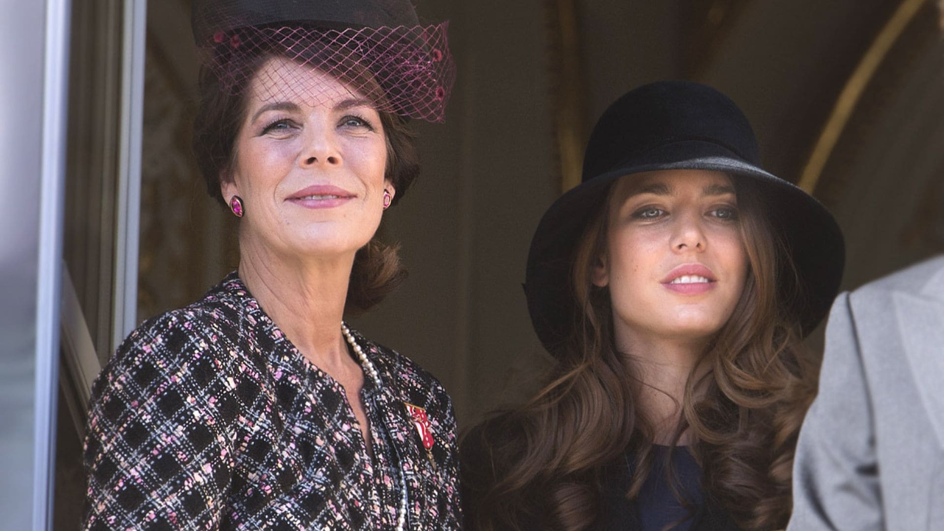 Los 20 looks más espectaculares de Carlota Casiraghi y Carolina de Mónaco en el Día Nacional del Principado