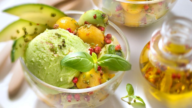 Ensalada de mango con aceite de sésamo y pimienta y helado de aguacate