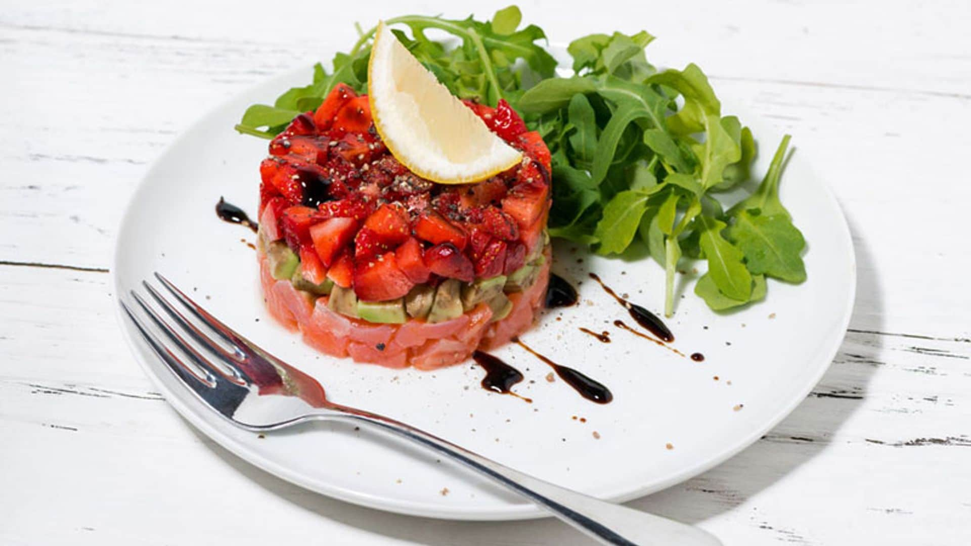 Tartar de salmón con aguacate y fresas