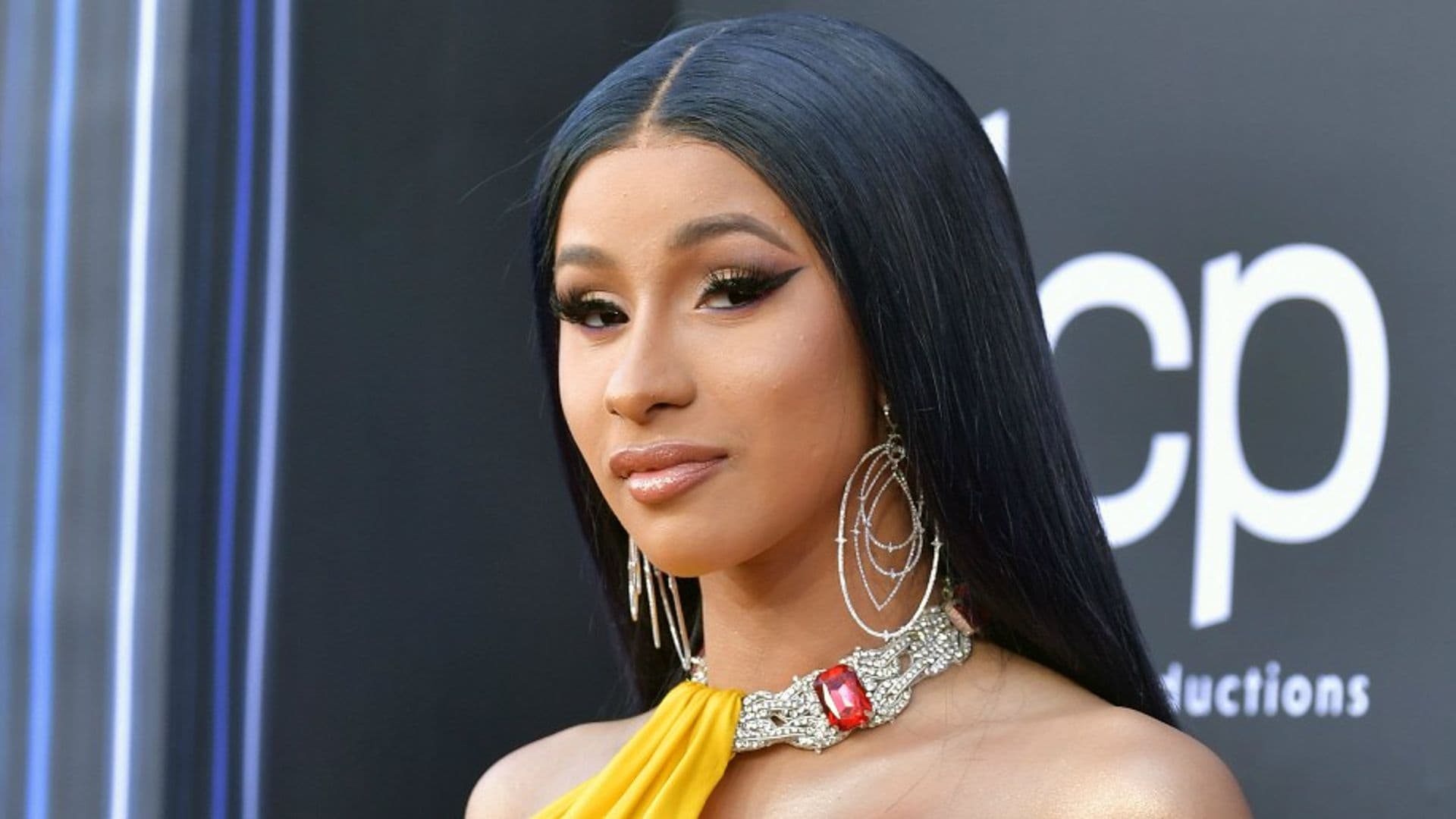 El 'eyeliner' que usa Cardi B ¡cuesta menos de $5!