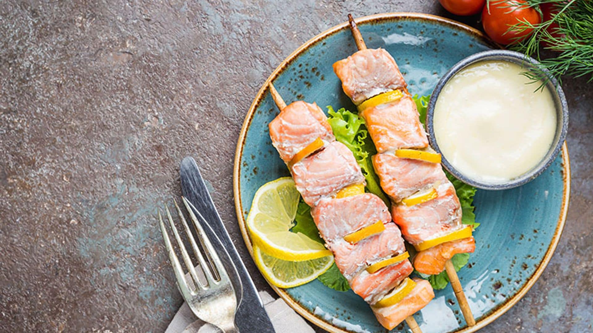 Brochetas de salmón con crema de coliflor