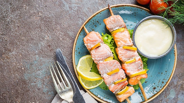 brocheta de salmon con crema de coliflor