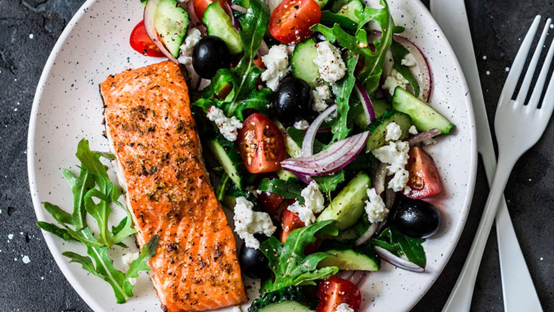 Lomo de salmón al grill con ensalada mediterránea