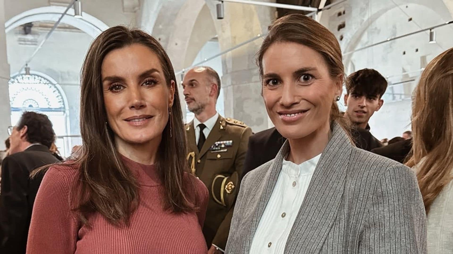 El look de invitada de una diseñadora española en su encuentro con la Reina en Sevilla