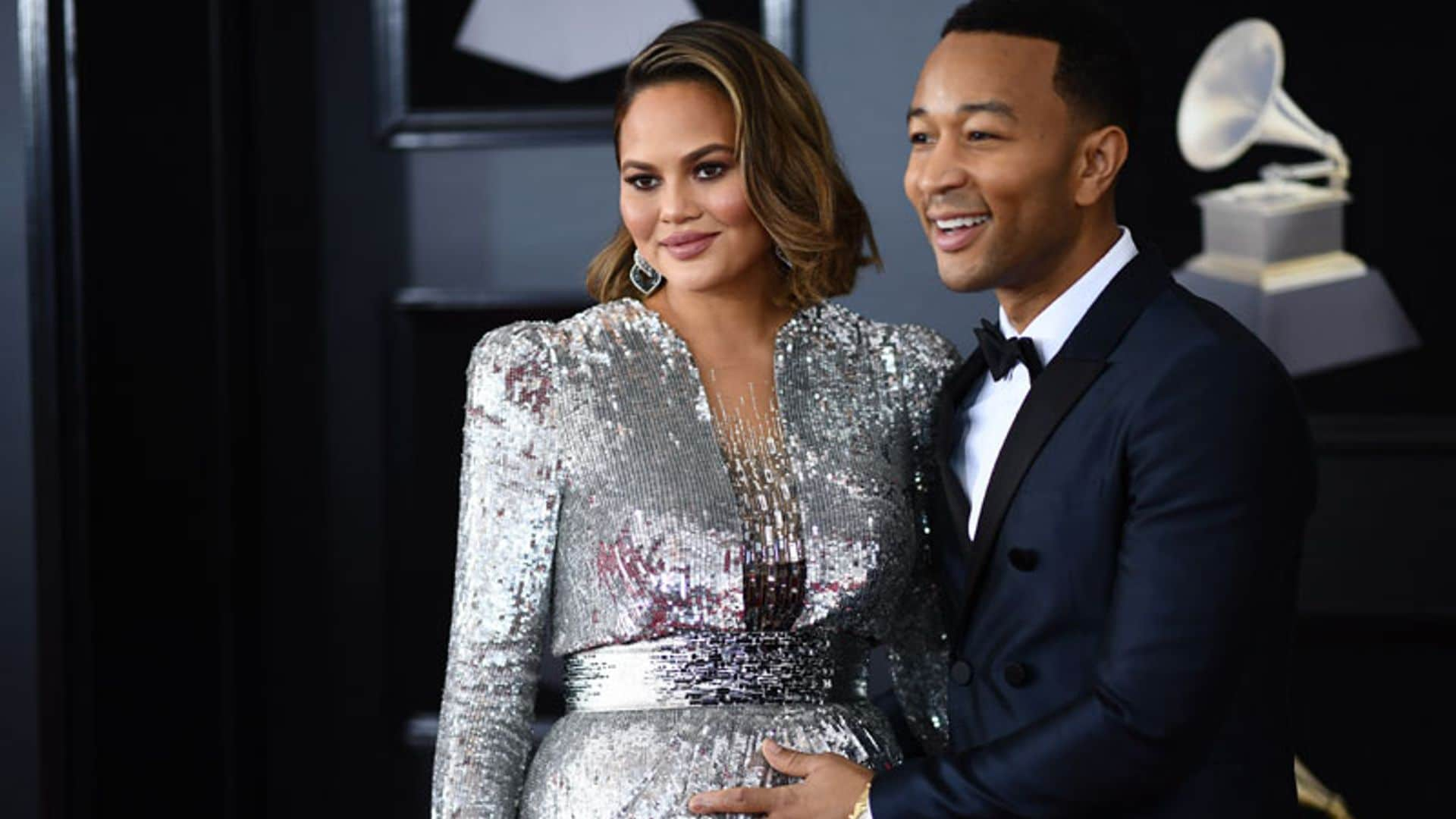 Look premamá brillante y mensaje revelador: Chrissy Teigen se hace viral en los Grammy