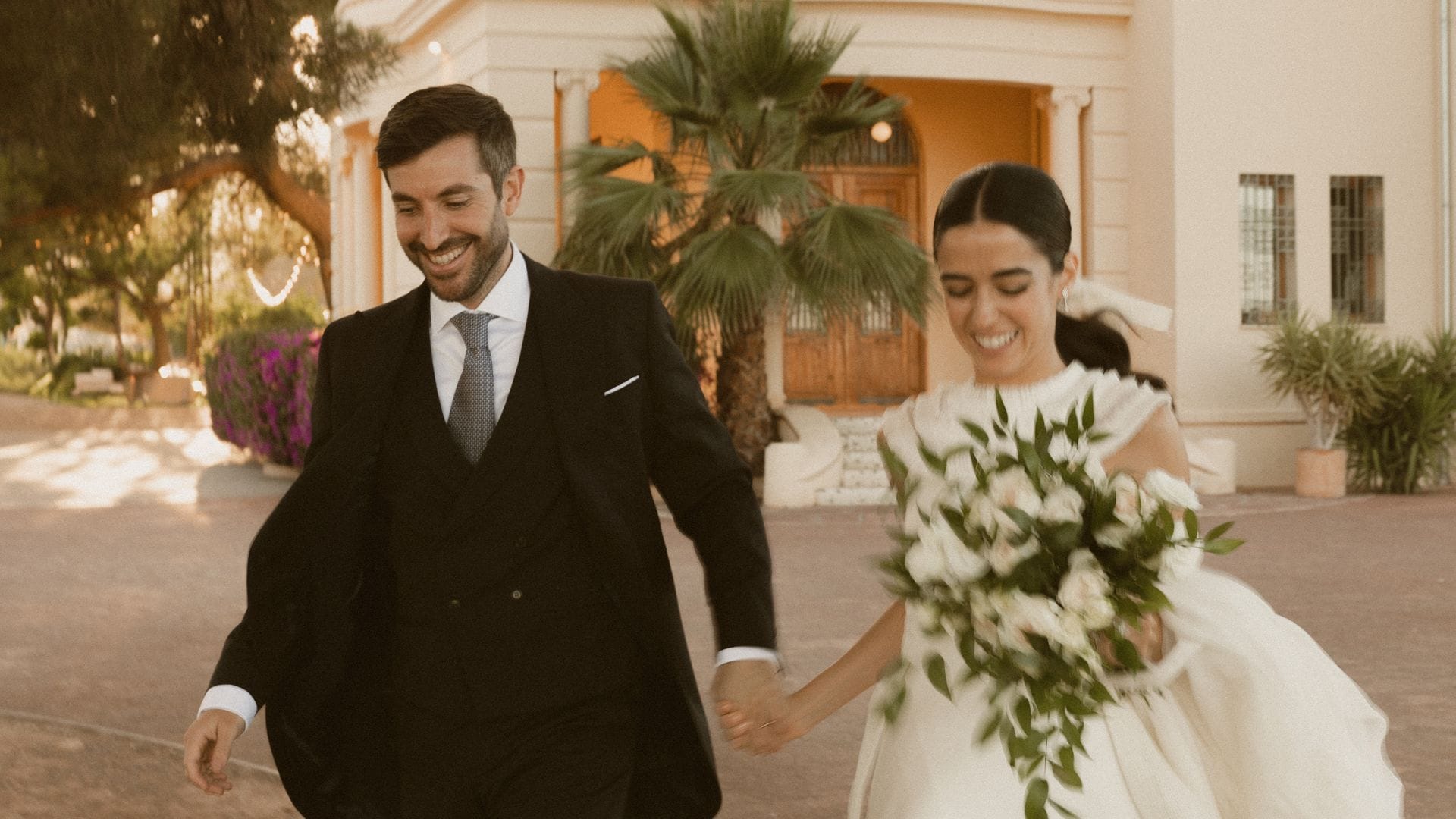 Un vestido de novia con delicado cuello canesú para la boda de Elena en Valencia