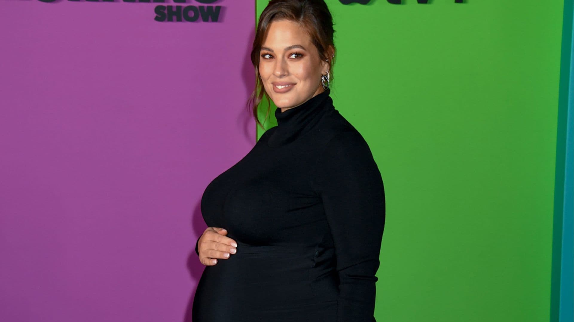 Manicuras y tatuajes, Ashley Graham celebra la fiesta 'baby shower' menos convencional