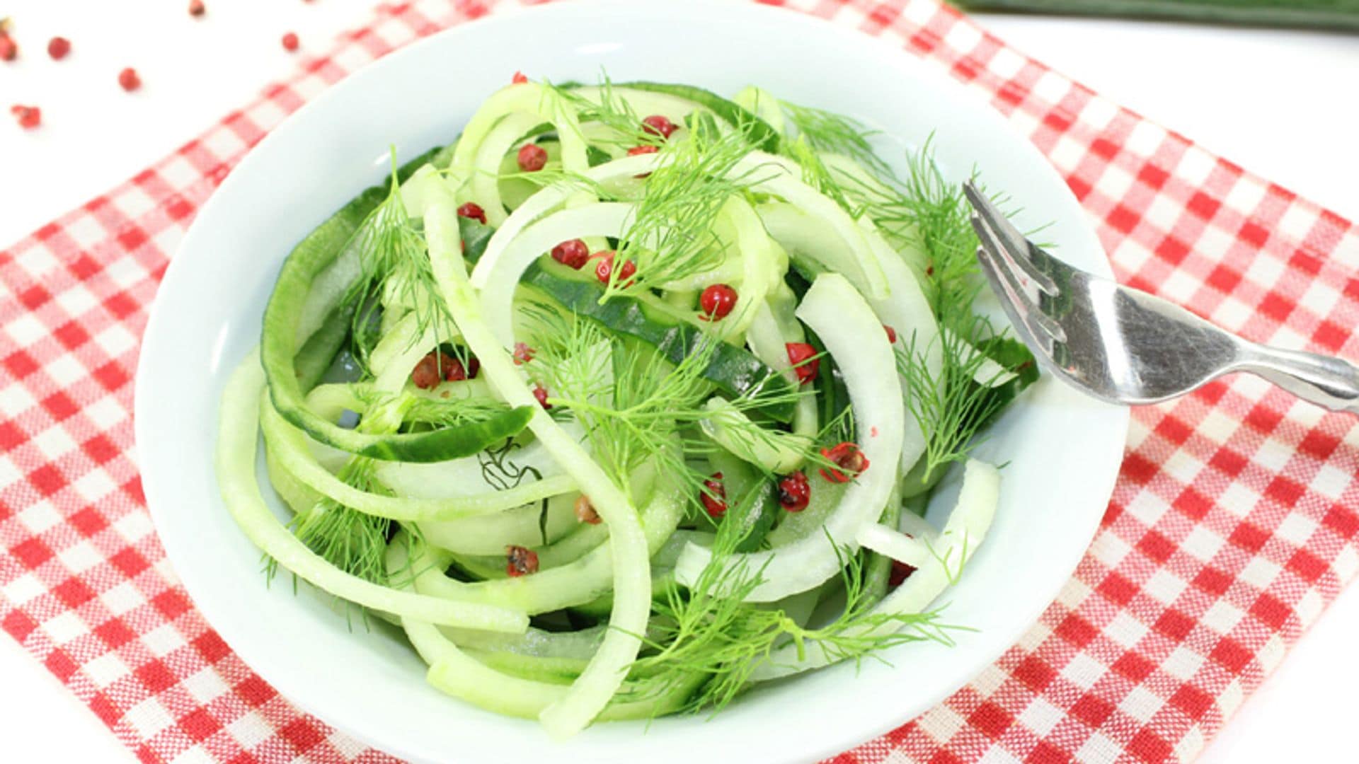 Espaguetis de pepino con pimienta roja y eneldo