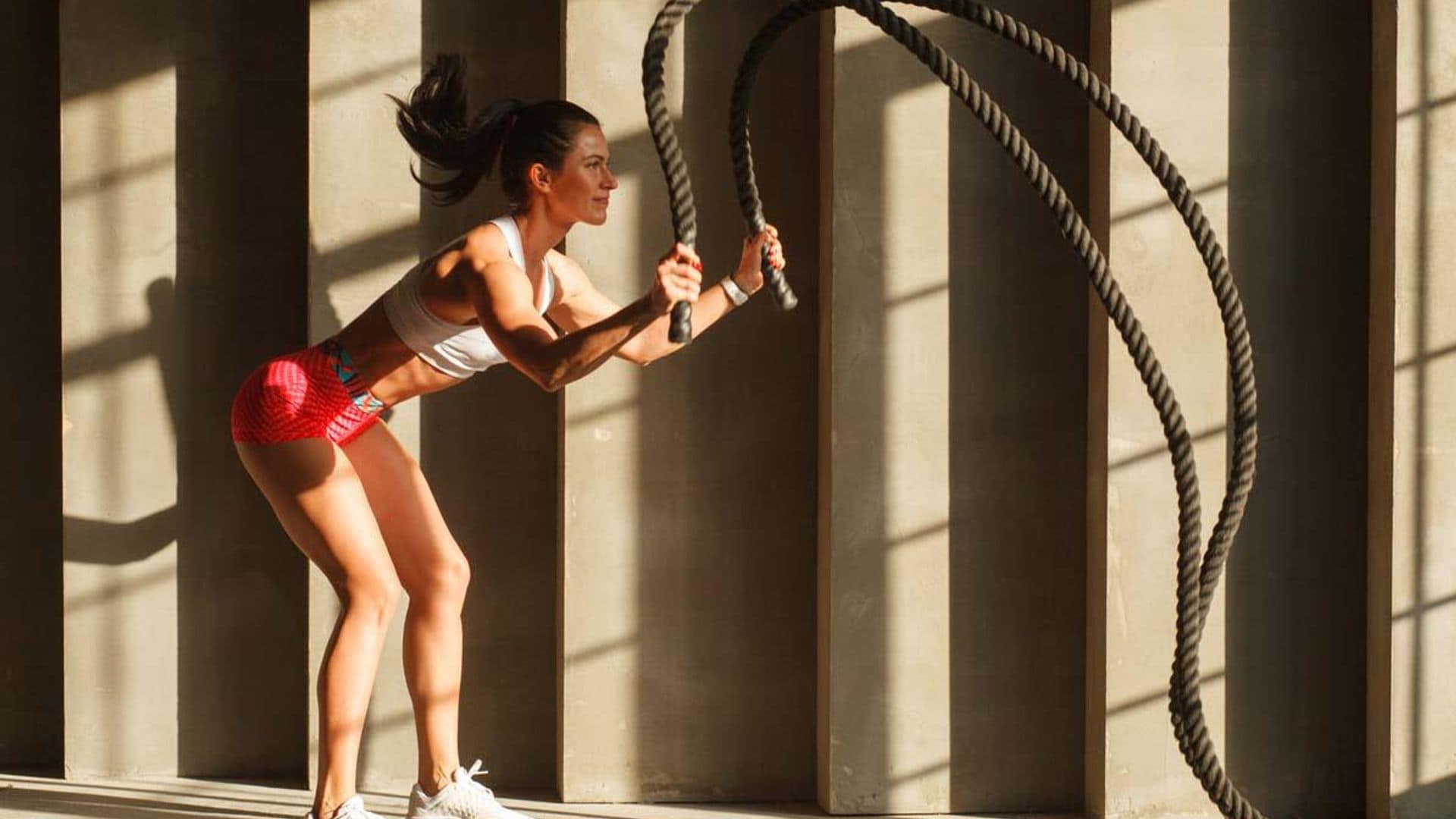 mujer realiza ejercicio cuerda crossfit