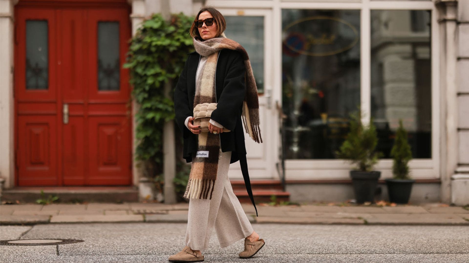 Los 'clogs' o la versión de los zuecos más cómoda y de tendencia del 'street style'