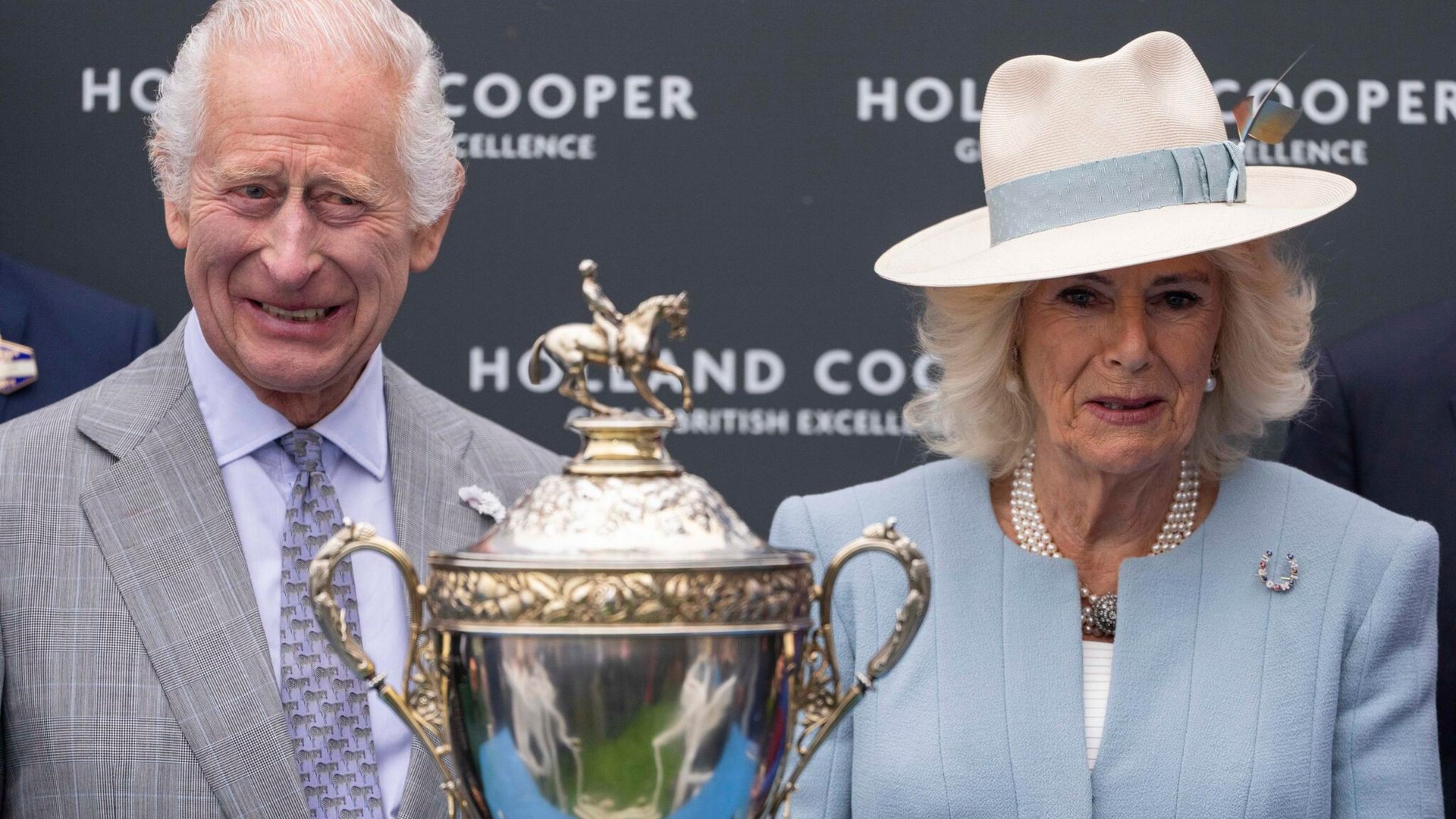 Sonriente, el rey Carlos III reaparece en público junto a la reina Camilla en las carreras