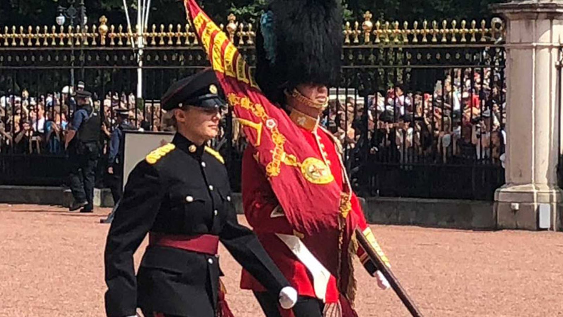 ¿Reconoces a este guardia que custodia el palacio de Buckingham? Es un príncipe extranjero