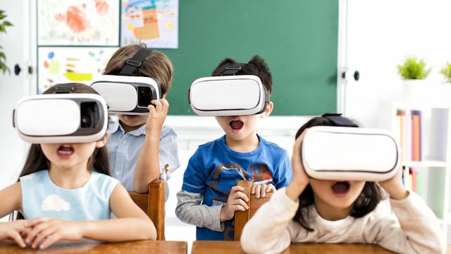 ni os en el colegio con gafas de realidad virtual 