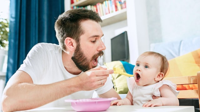 padre dando de comer a un beb 