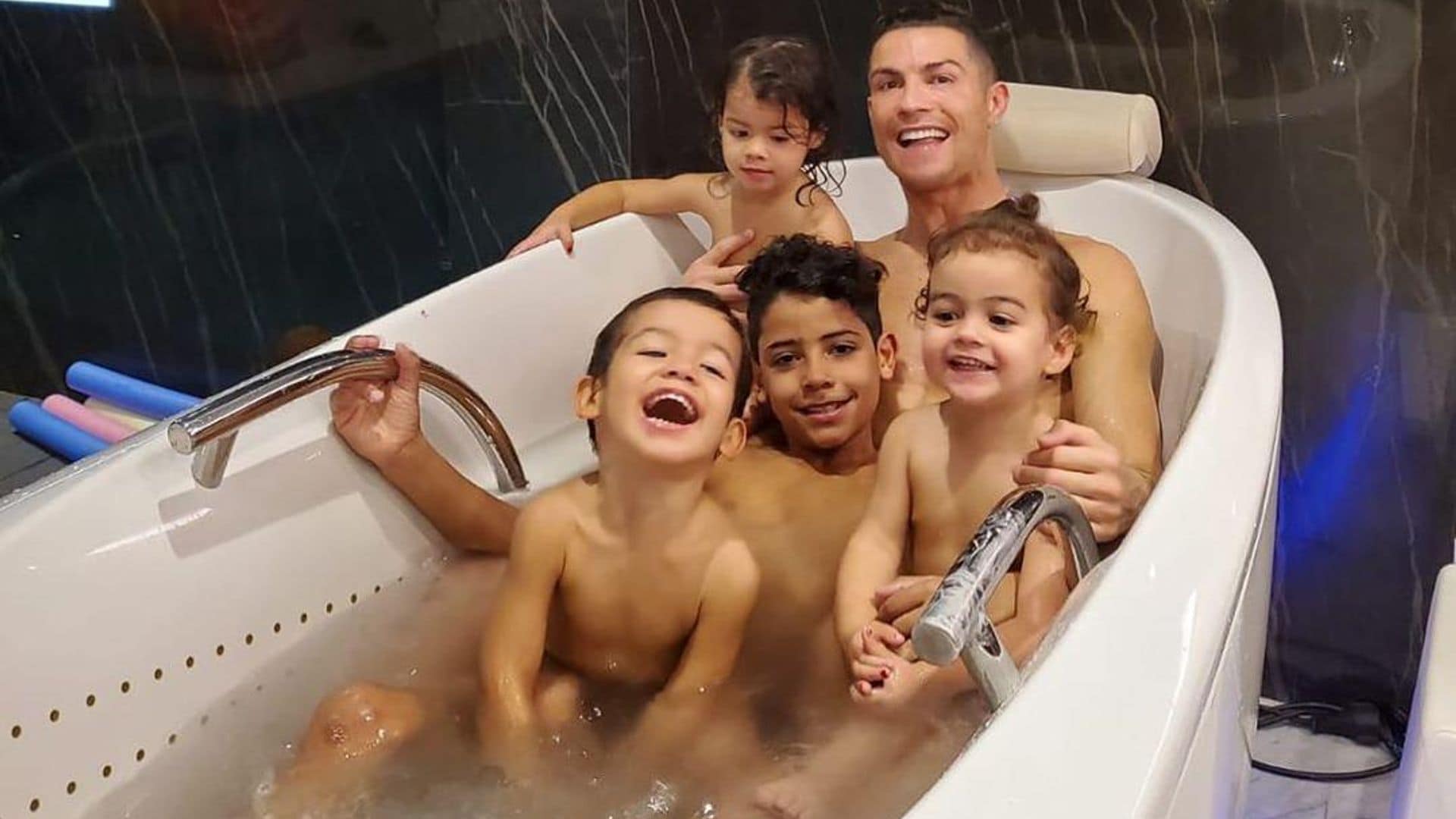 Hijos de Cristiano Ronaldo se convierten en sus tiernos entrenadores