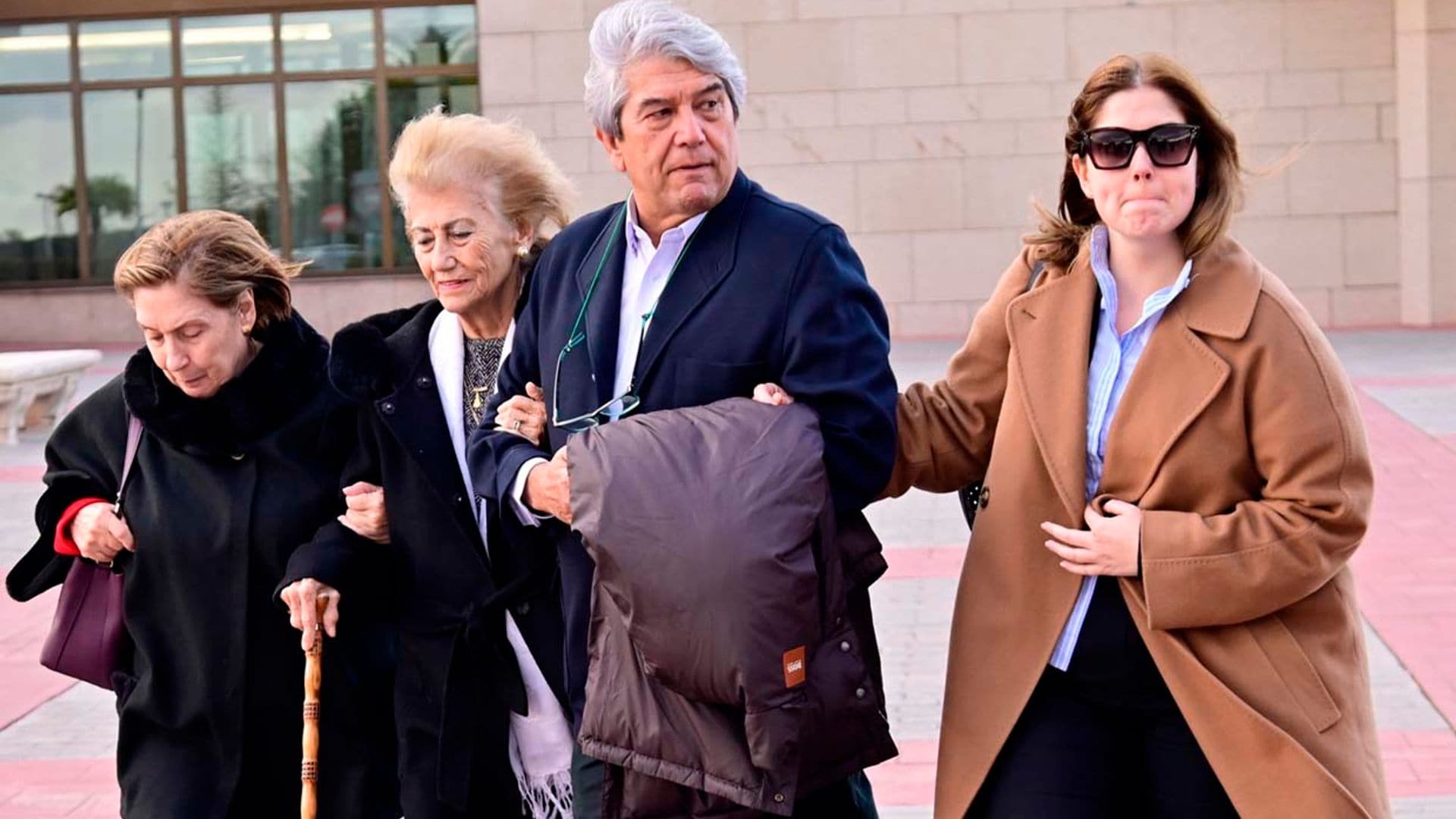 El padre y las hermanas de Fernando Verdasco dan el último adiós a su abuela arropados por la familia Carmona