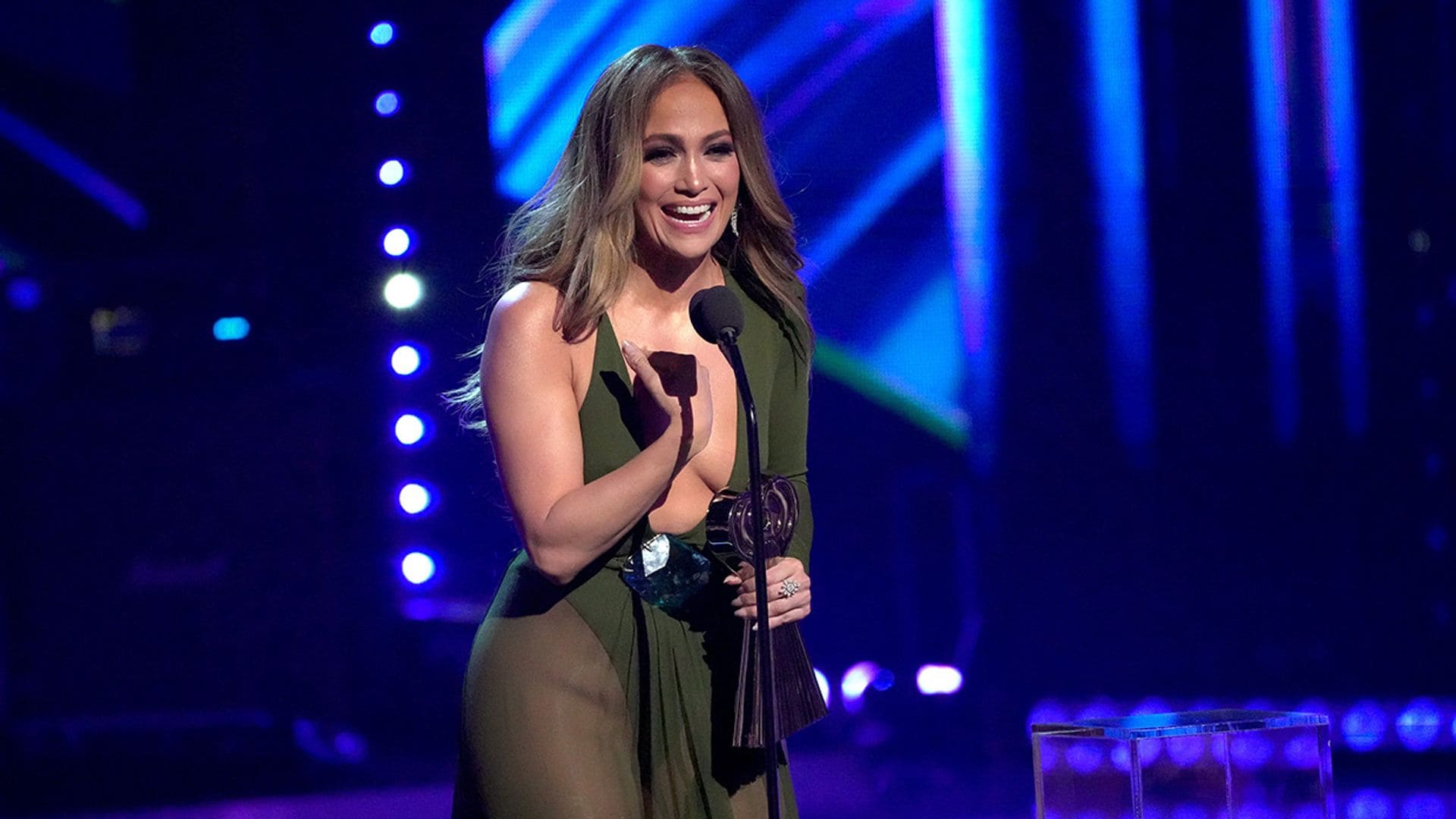 Jennifer Lopez recuerda su vestido más viral con un seductor diseño transparente