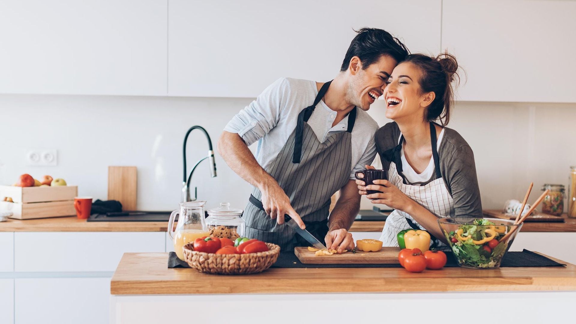 pareja cocinando