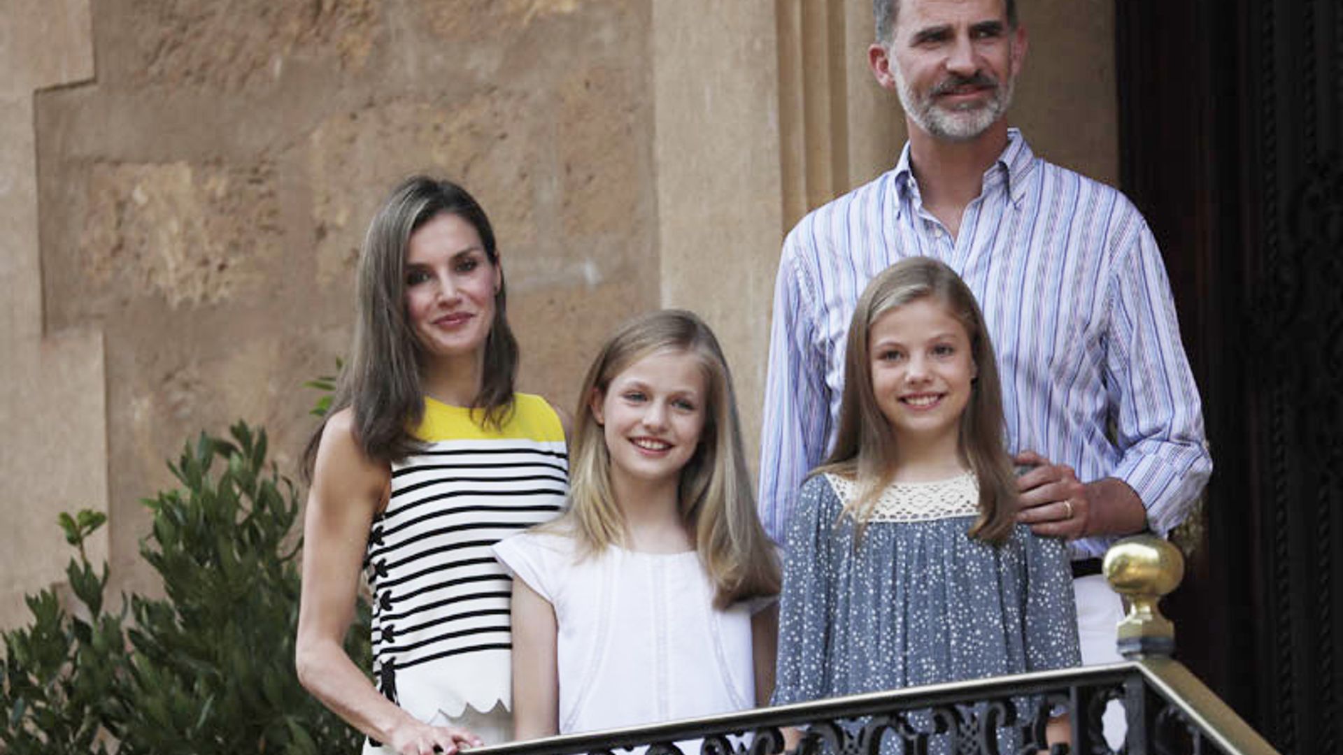 Doña Letizia confirma su look insignia en el posado de Marivent