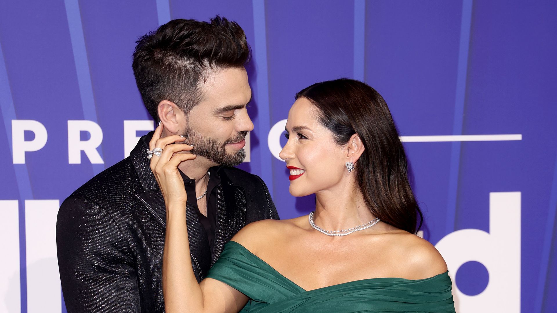 Carmen Villalobos y Frederik Oldenburg presumen su amor con un apasionado beso en la 'blue carpet'