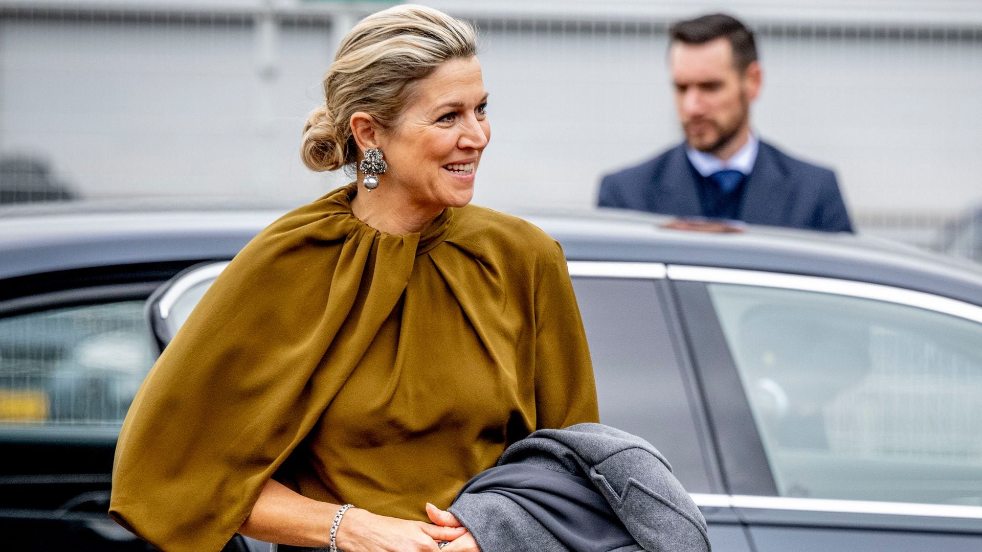 El lujoso look de Máxima entre fogones: bolso de Chanel y pendientes españoles 