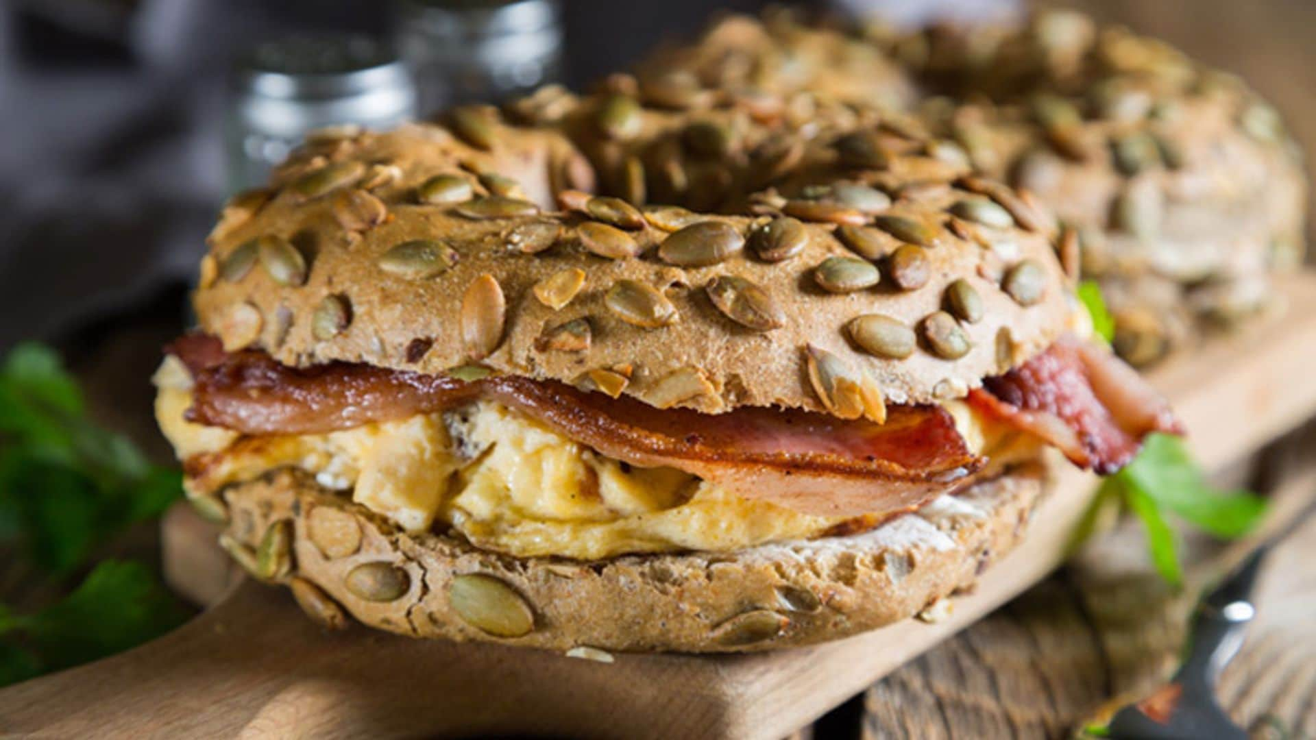 'Bagel' de tortilla de champiñón y queso con bacón