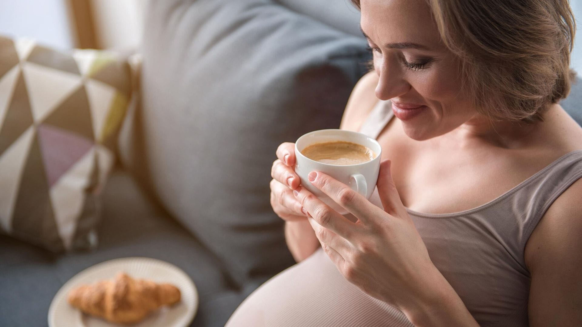embarazada tomando caf 