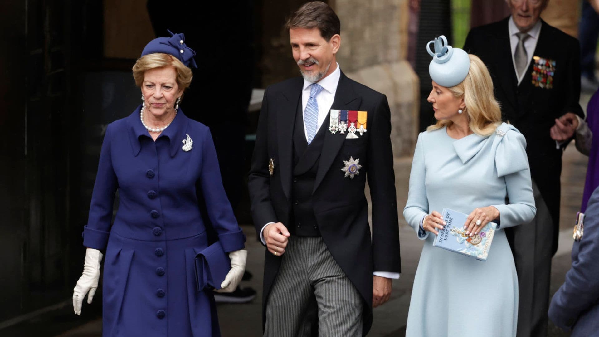 Bolsos con originales formas, pendientes históricos... Los accesorios y joyas más espectaculares de la coronación