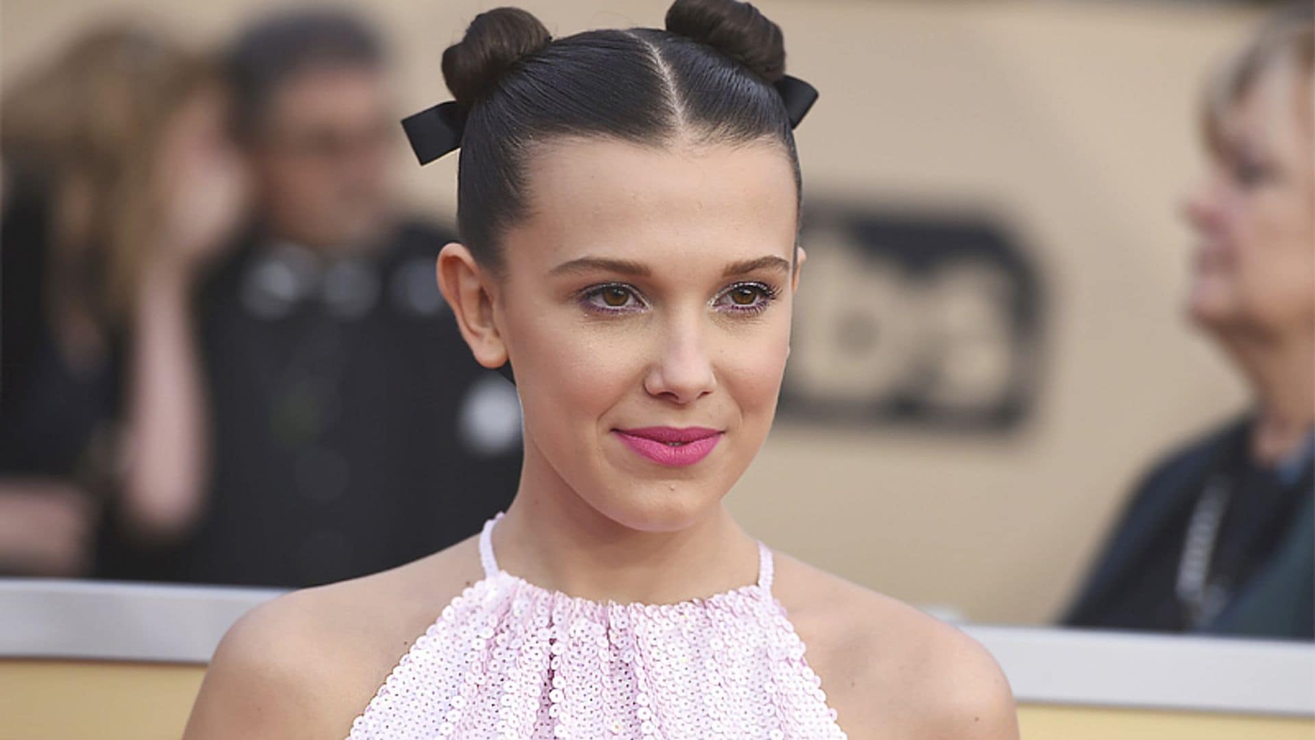 Millie Bobby Brown y las 10 pruebas de que todos los peinados son posibles en una melena corta