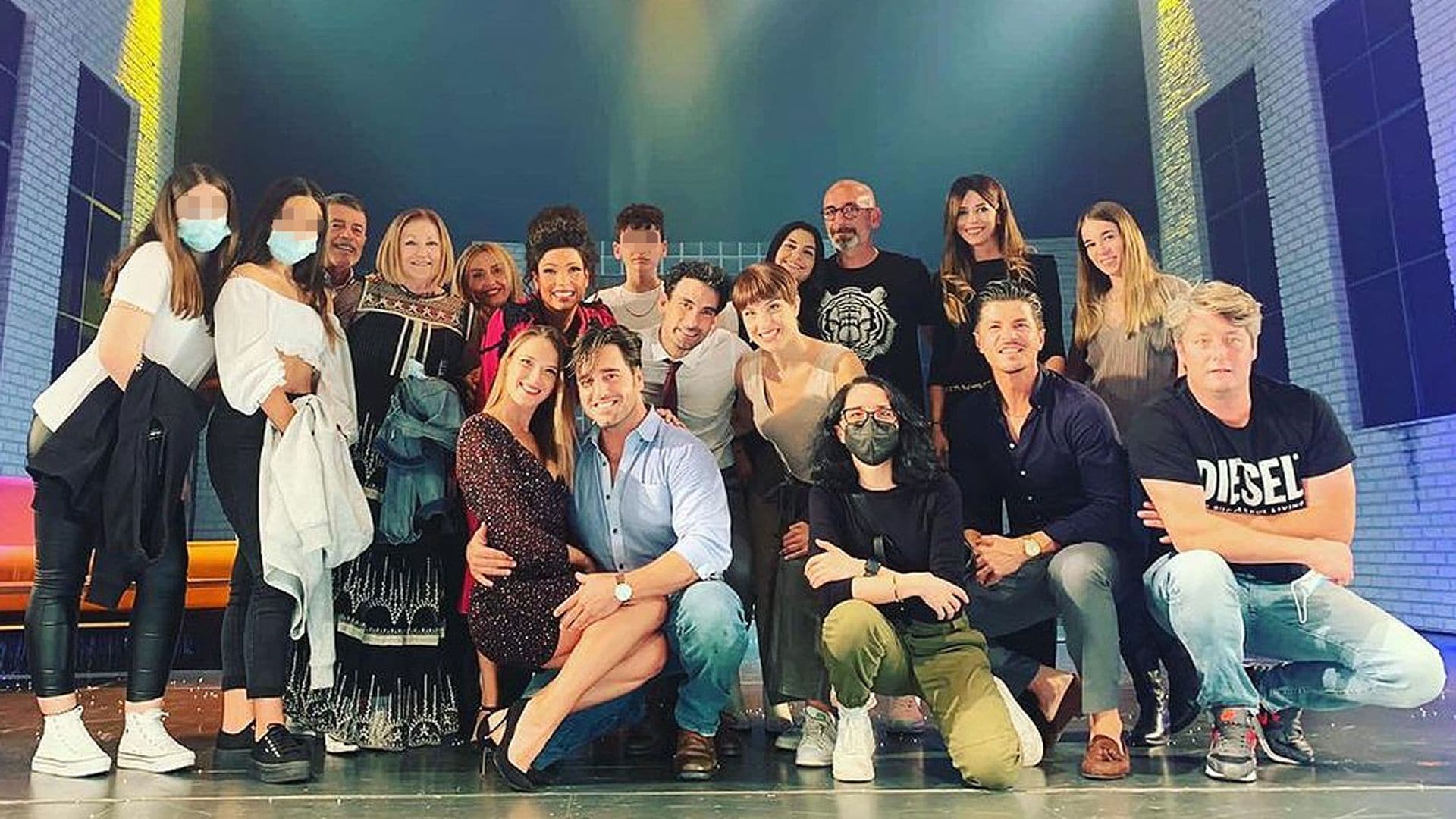 David Bustamante vive una 'noche mágica' en el teatro con Yana Olina y Daniella entre el público