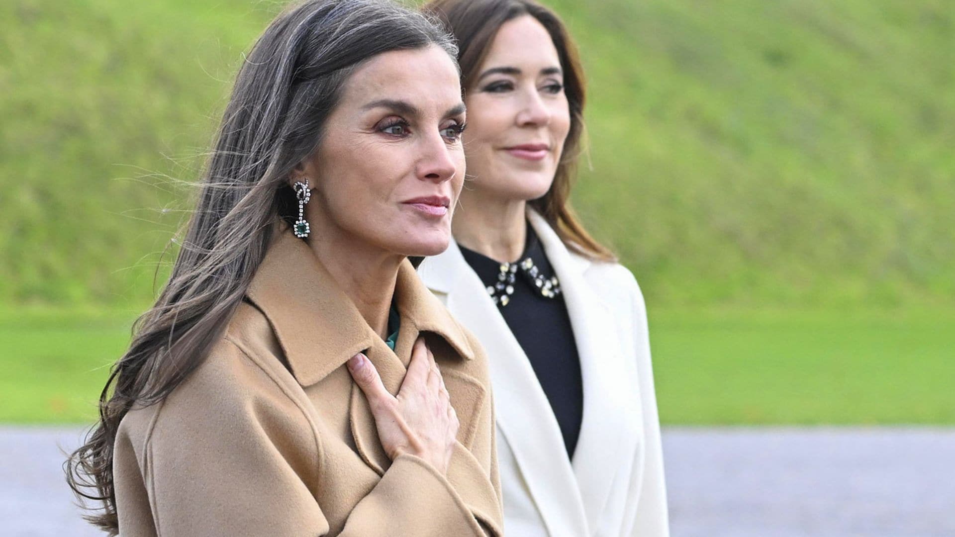 La reina Letizia transforma su look bicolor en Dinamarca con bolso de flores y pendientes de esmeraldas