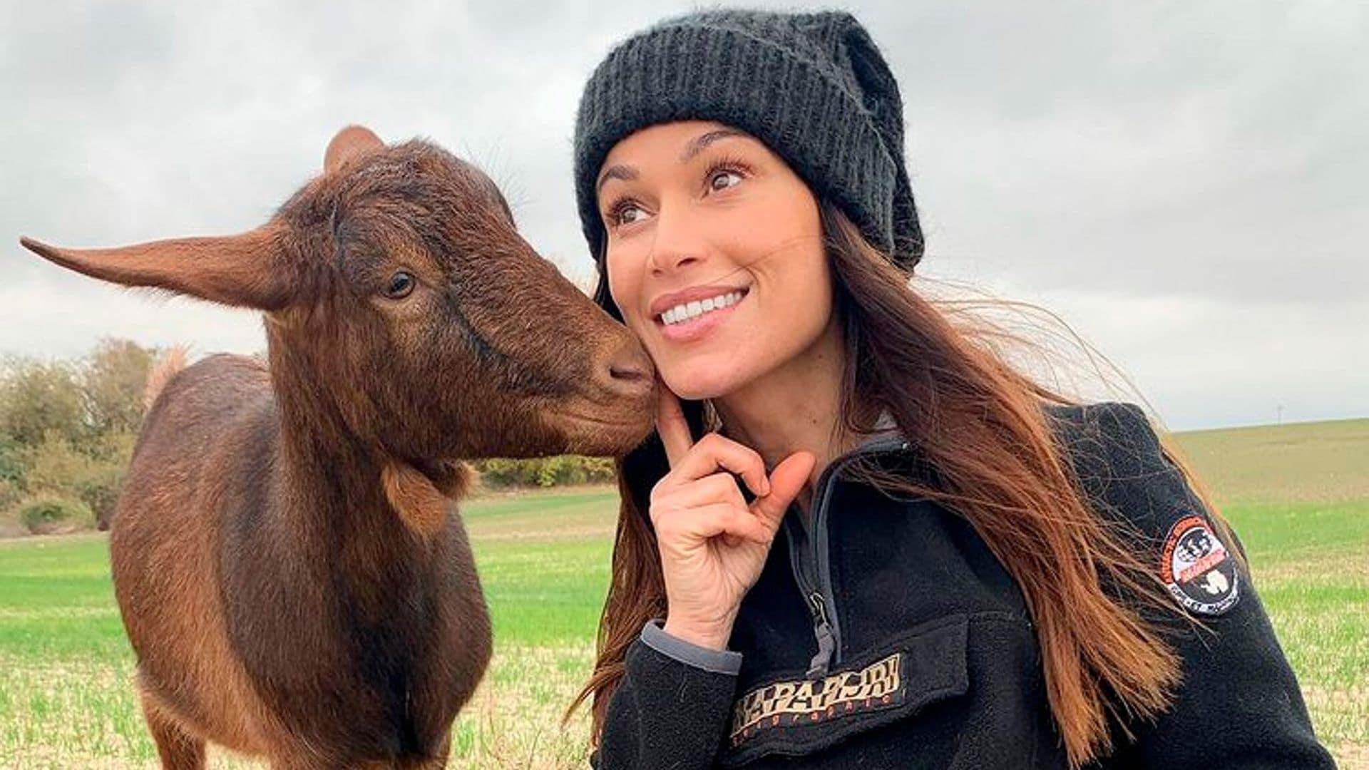 Sonia Ferrer, paseo romántico con sus sorprendentes mascotas: un poni y una cabra