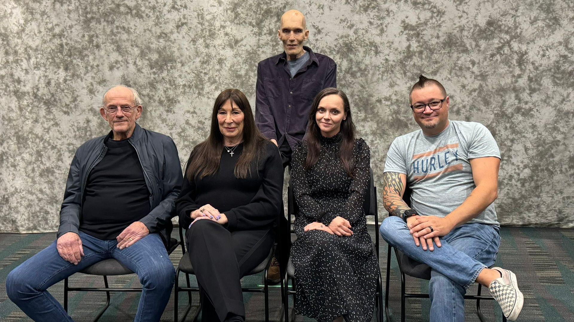 El reparto de 'La familia Addams' se reúne 33 años después de la primera película y enloquece a los fans