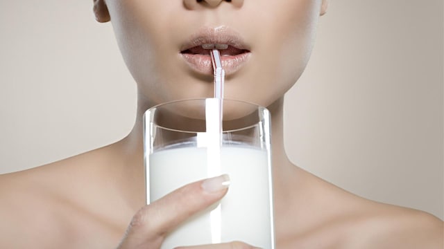 mujer tomando leche