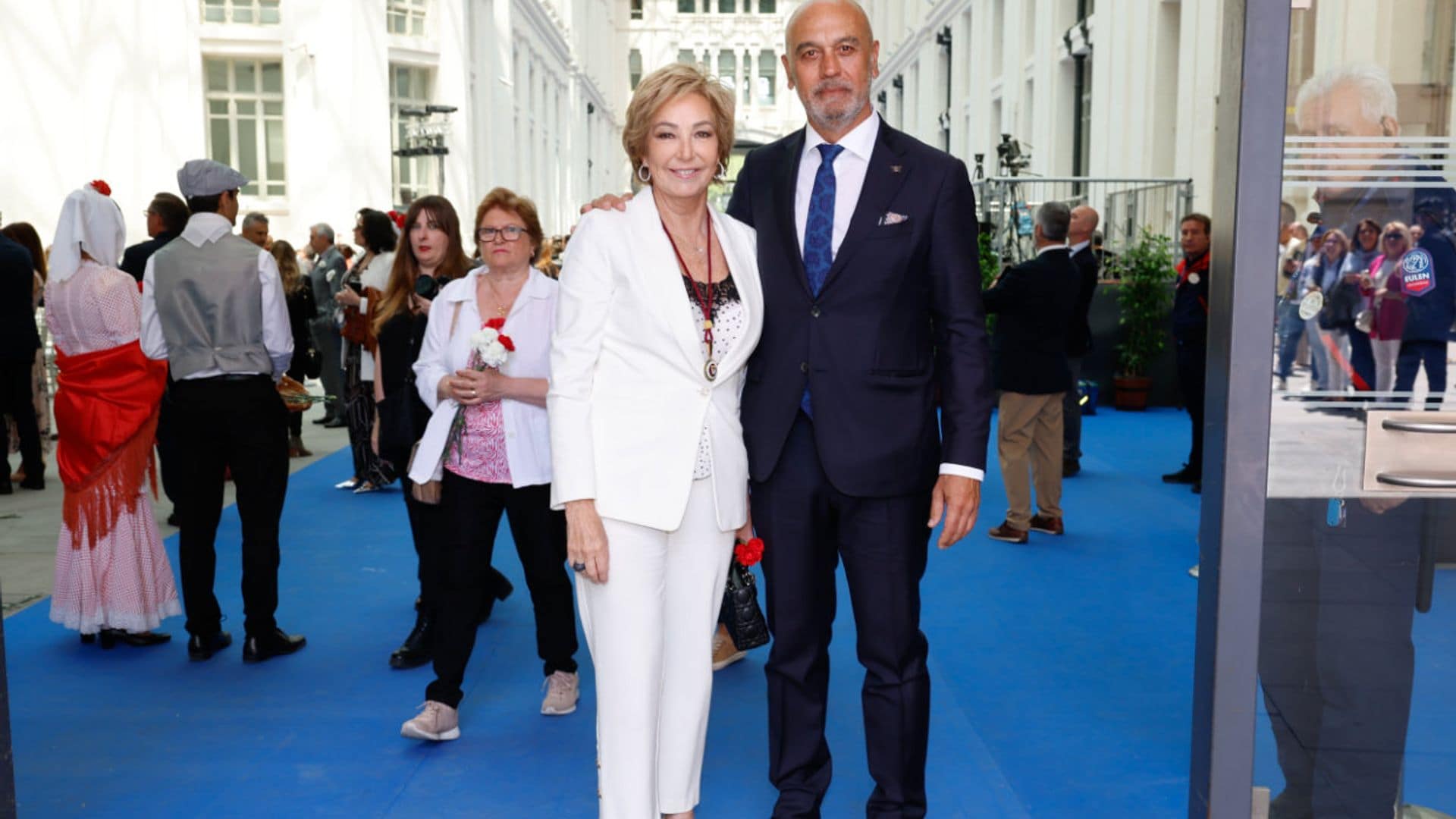 Ana Rosa Quintana, muy emocionada y arropada por su marido, recibe la Medalla de Honor de Madrid