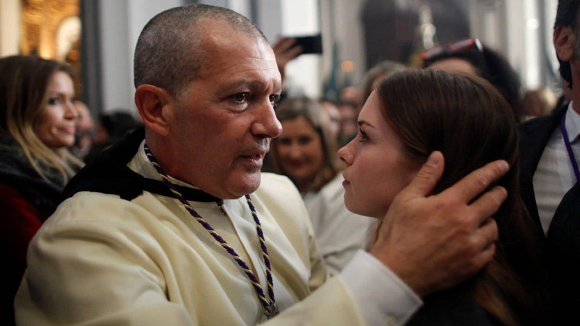 El emocionado abrazo de Antonio Banderas a su hija Stella en su año más difícil