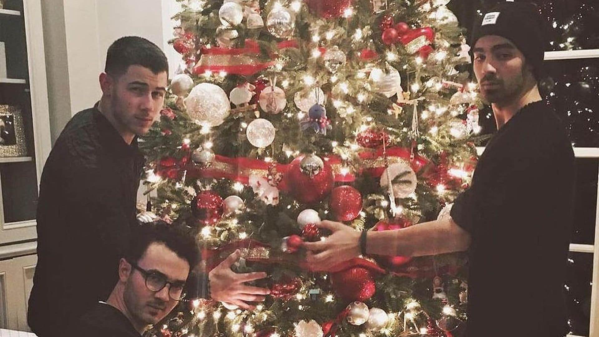 Vas a alucinar con esta foto de los Jonas Brothers de niños... ¡con su hermano pequeño!