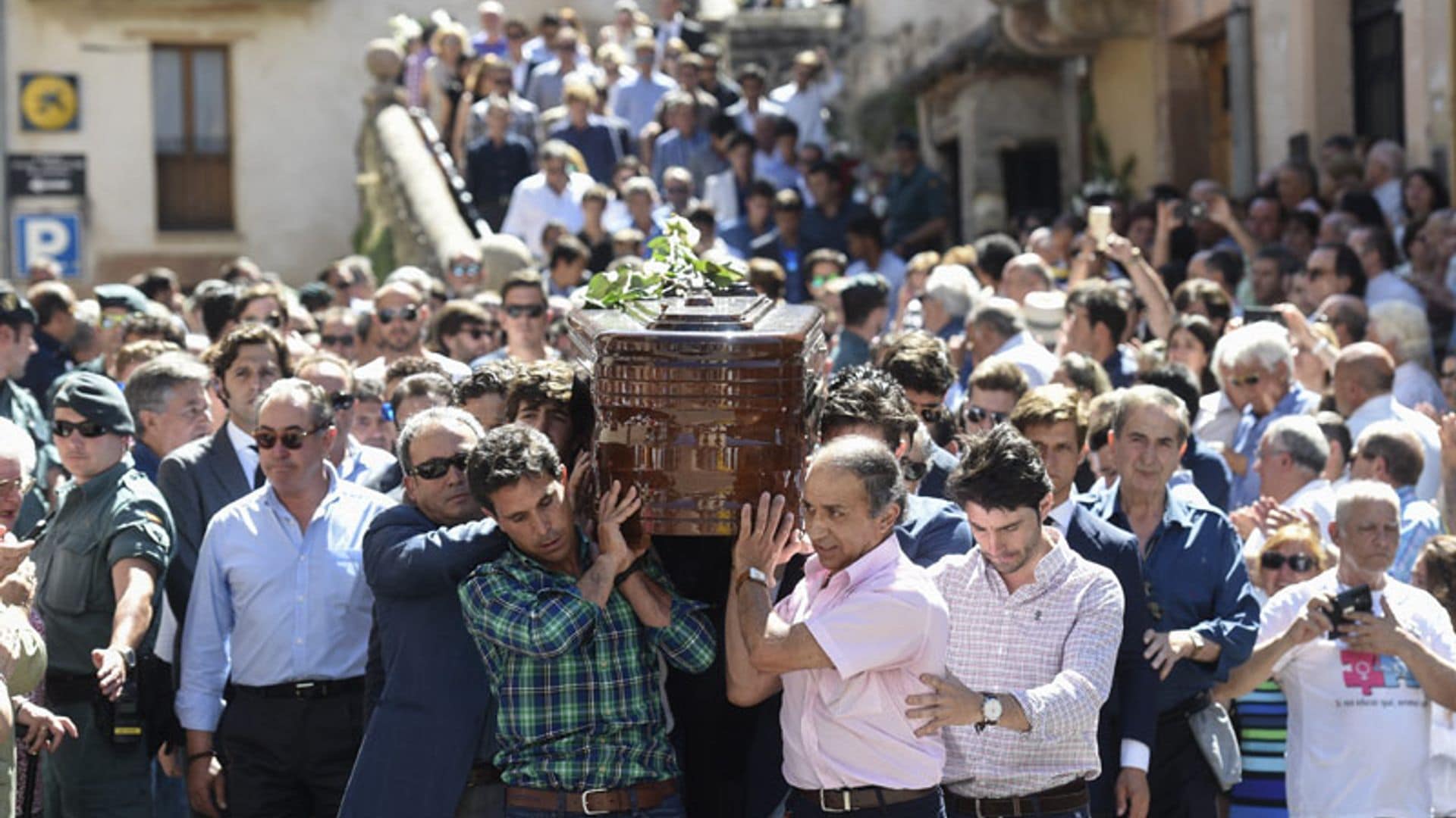 Enrique Ponce, El Juli, Cayetano Rivera y Espartaco arropan a la viuda del torero Víctor Barrio en su desconsolado último adiós