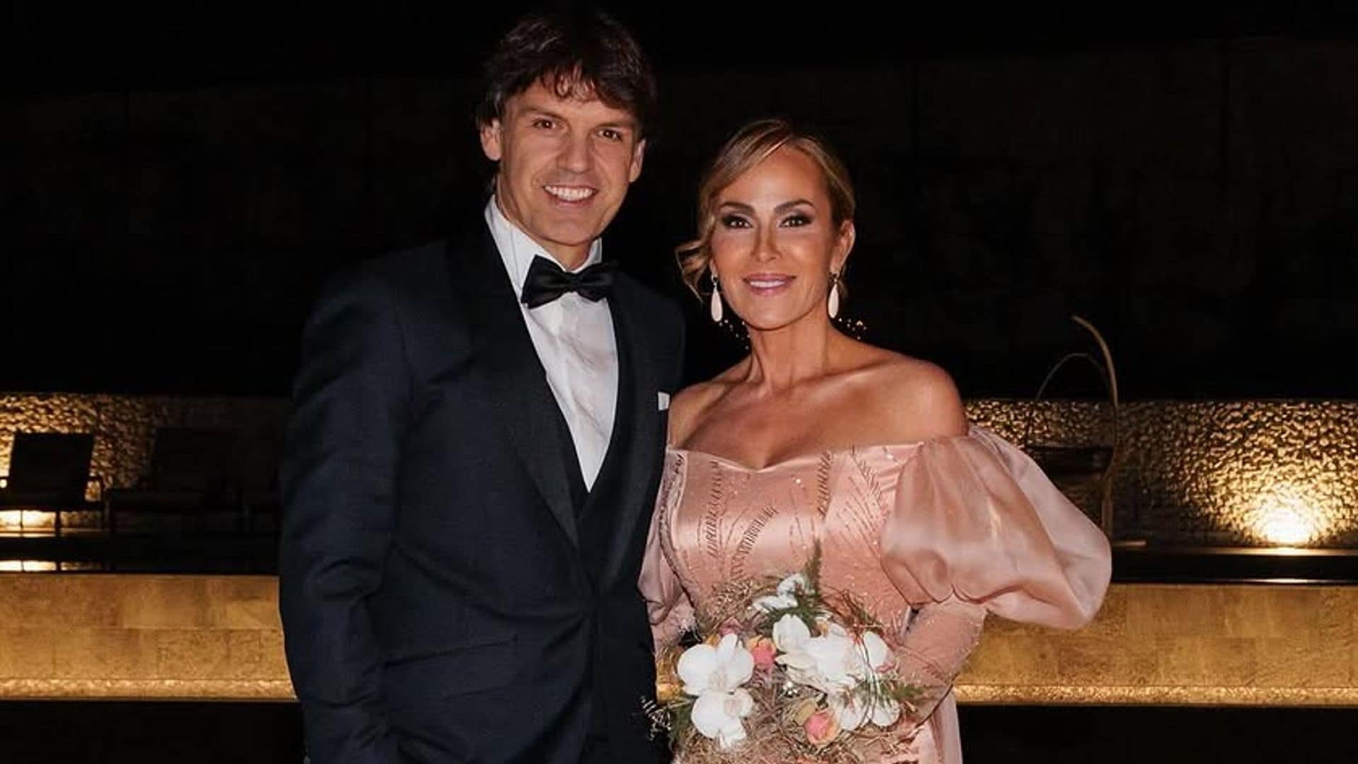 Los detalles del look de Victoria López en sus bodas de plata con Fernando Morientes: vestido desmontable y uñas 'arty'