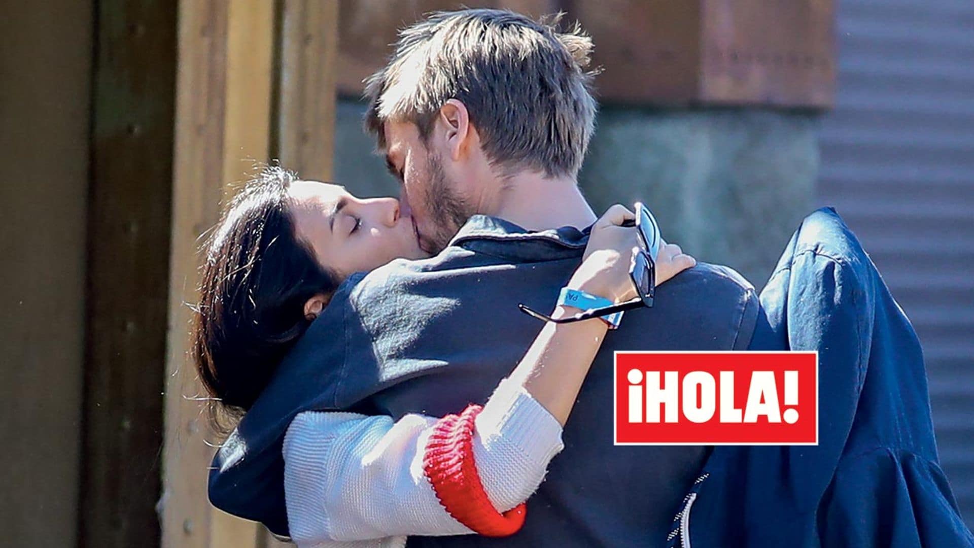 Exclusiva en ¡HOLA!, el beso de película de Alessandra y Christian de Hannover en su primer aniversario de boda