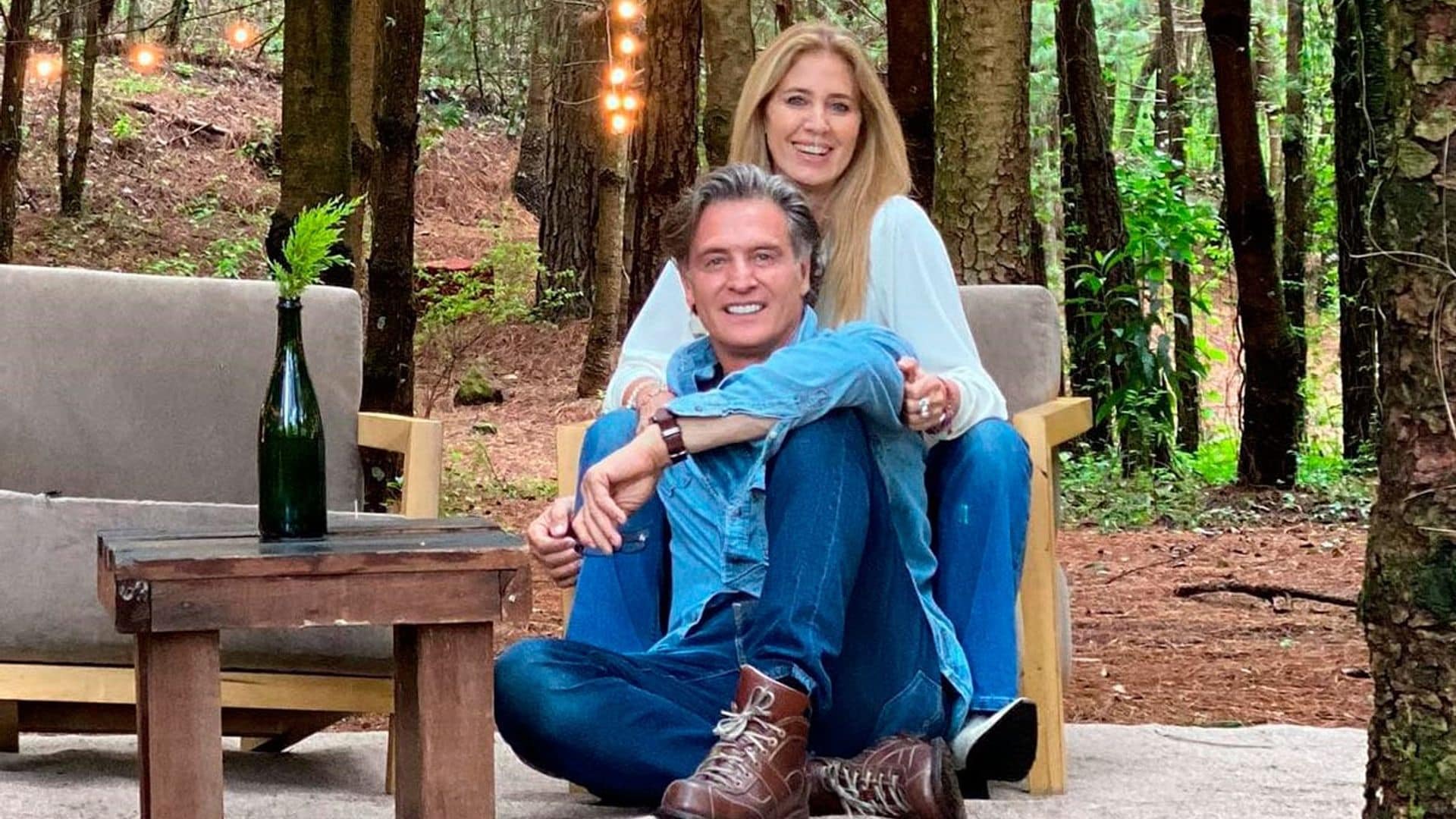 Como pocas veces, Juan Soler posa enamorado junto a su novia