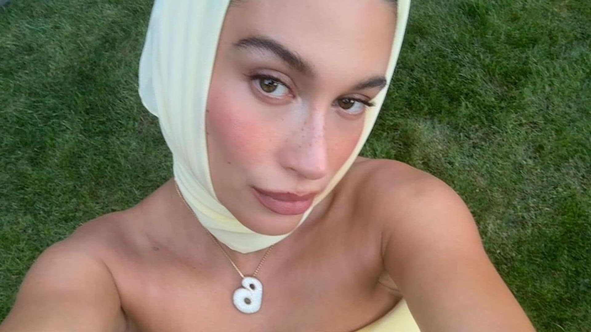 Hailey Bieber, la embarazada más impresionante con un vestido 'mantequilla' y pañuelo a la cabeza