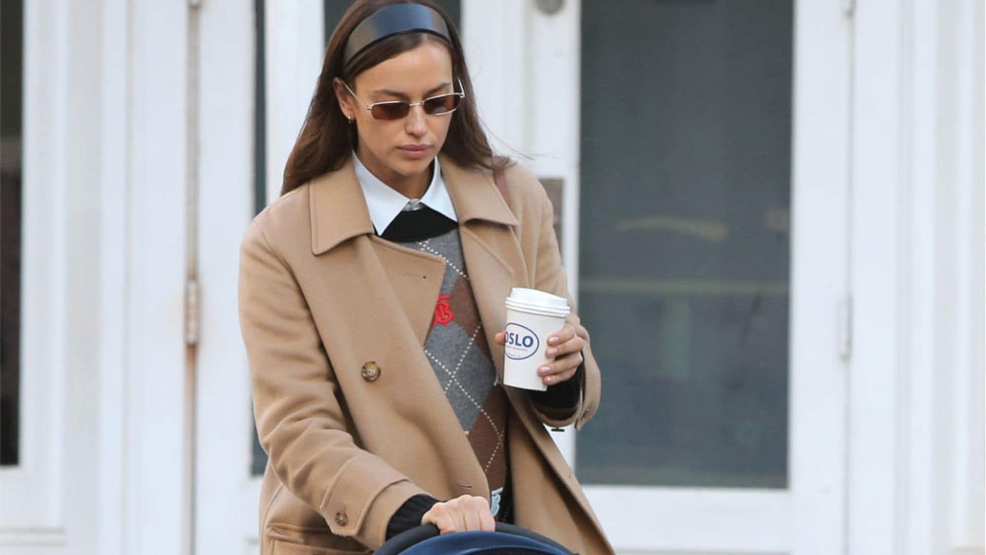 ¿Es Irina Shayk o Blair Waldorf? El look 'Gossip Girl' vuelve a estar de moda