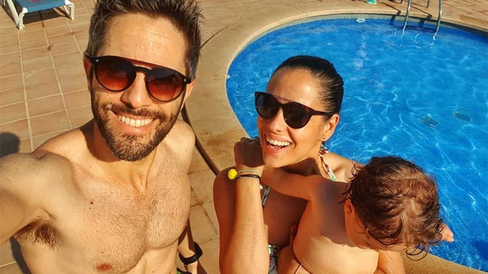 Roberto Leal disfruta por fin de sus merecidas vacaciones y las comparte ¡con mucho humor!