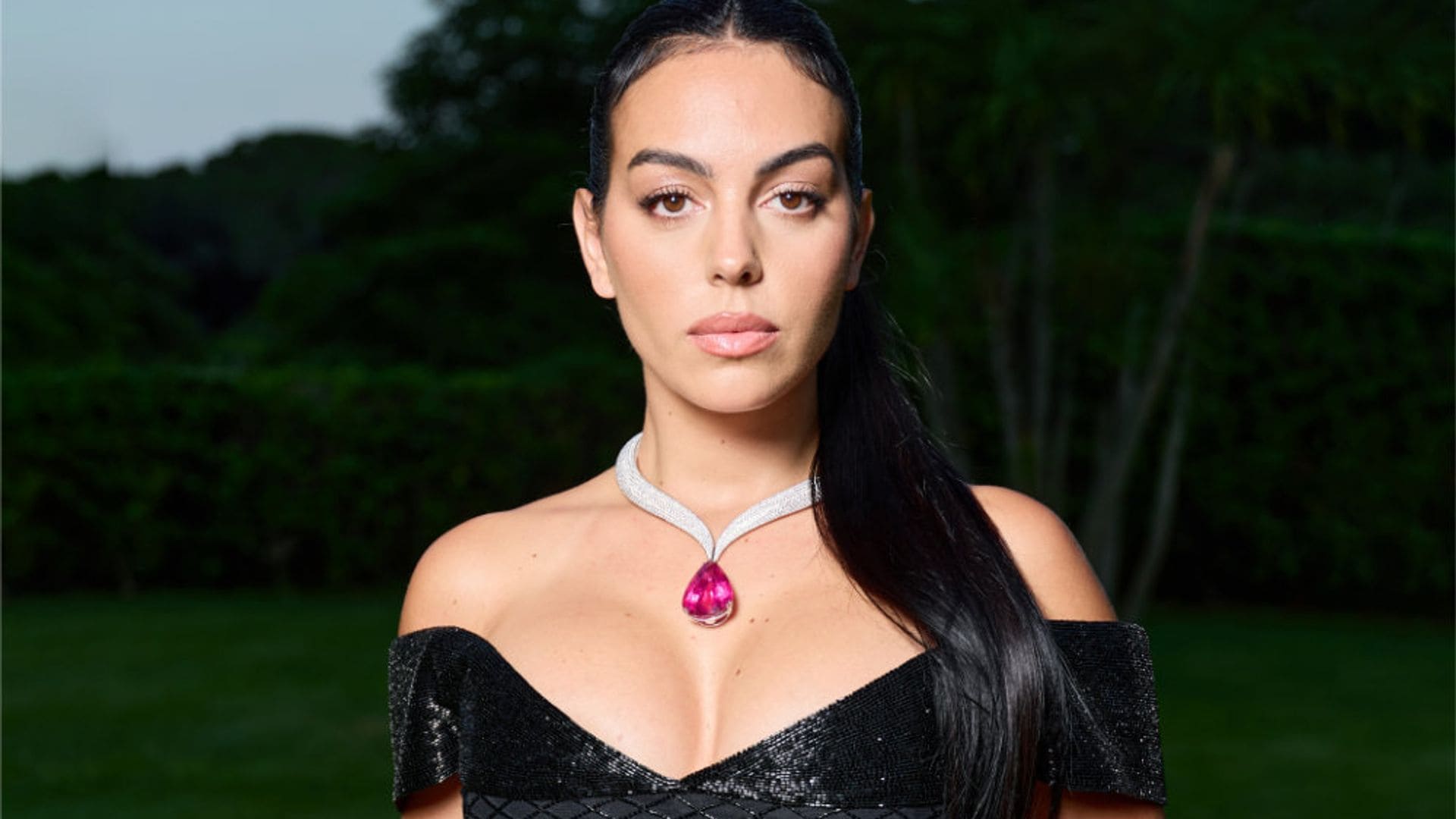 Georgina Rodríguez sorprende en la gala amfAR con un impresionante collar que ya llevó Rihanna