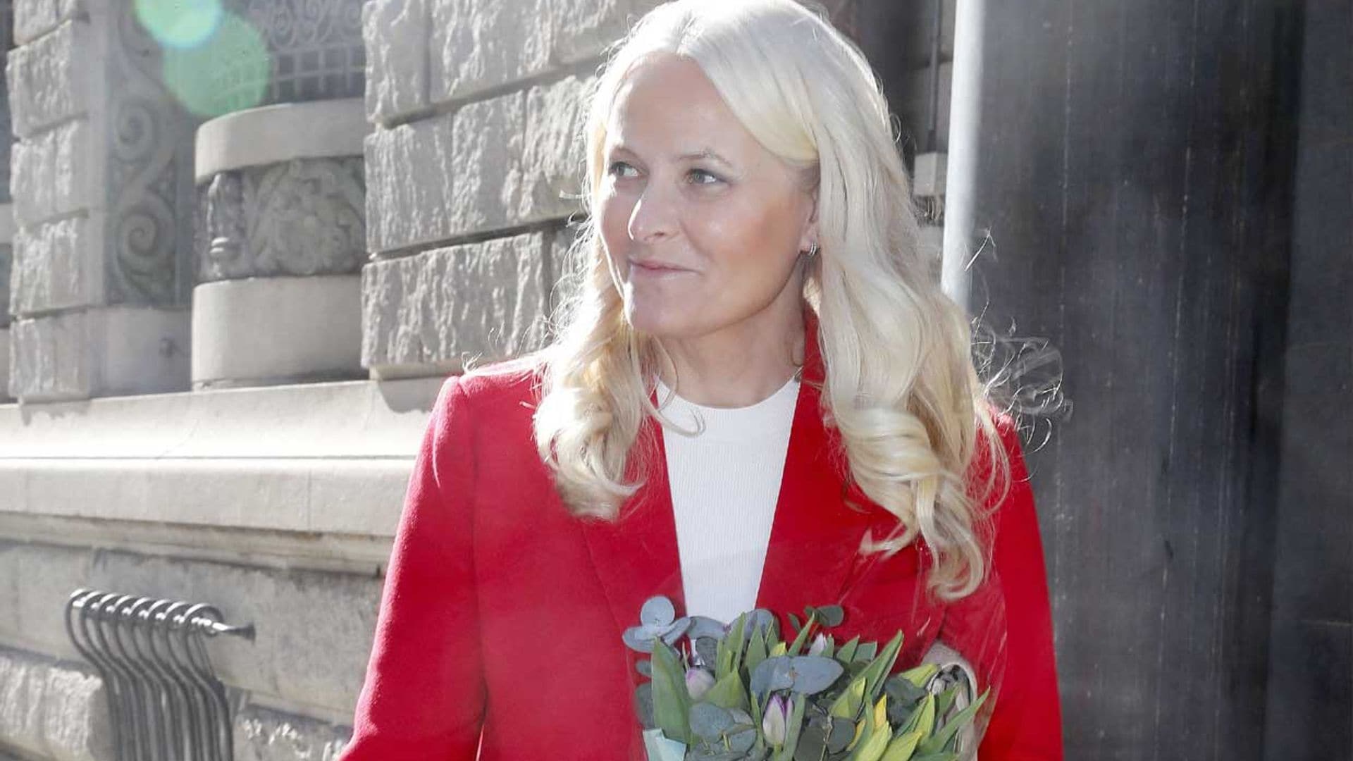 Mette-Marit de Noruega utiliza el truco de la princesa de Gales para rejuvenecer su traje sastre