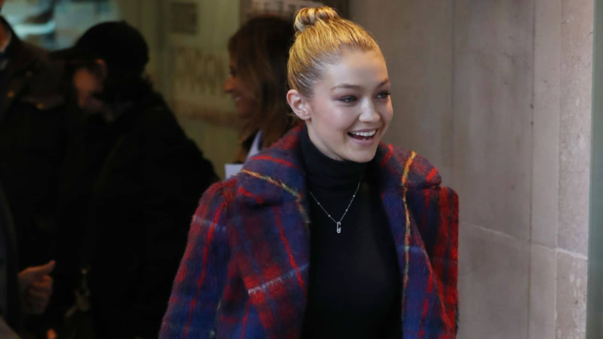 Gigi Hadid va a conseguir que te compres un abrigo largo de cuadros